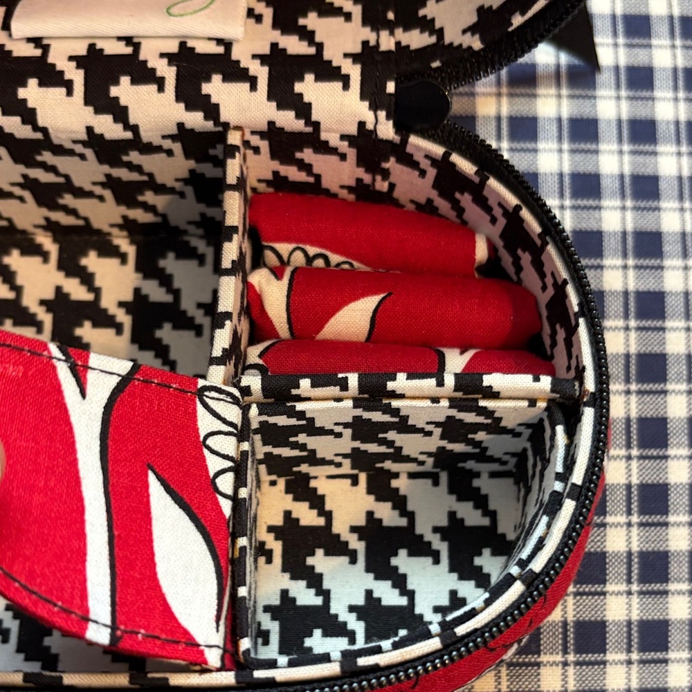Vera Bradley Red and Black Floral Jewlery traveler case - Picture 2 of 7